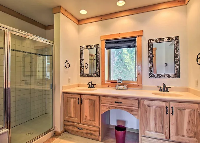 Hot Tub, Game & Theater: Luxe Show Holiday home Show Low