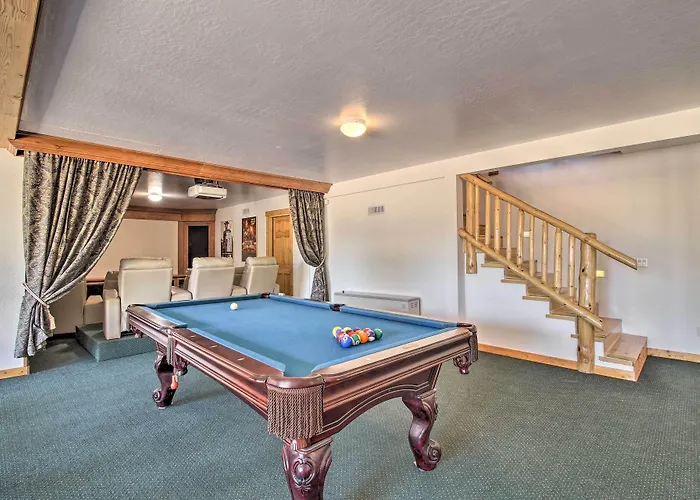 Hot Tub, Game & Theater: Luxe Show Holiday home